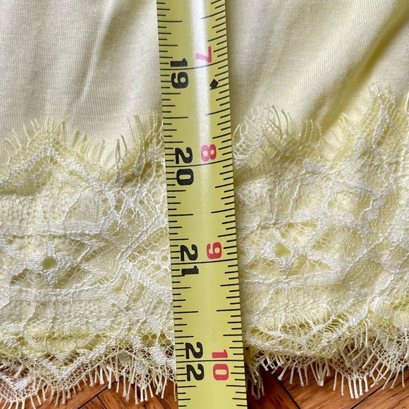 JUNIPER BLUE Pastel Yellow V Neck Top With Lace Detailing Size Medium NW… - Picture 9 of 10